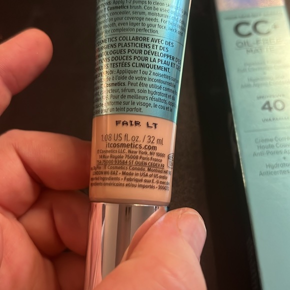 IT Cosmetics Cream Foundation with SPF 40 in Fair/Light - Picture 11 of 15